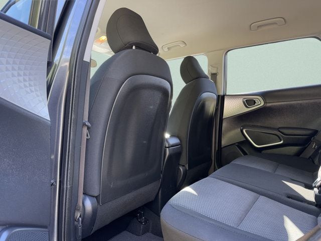 2021 Kia Soul LX - Photo 18