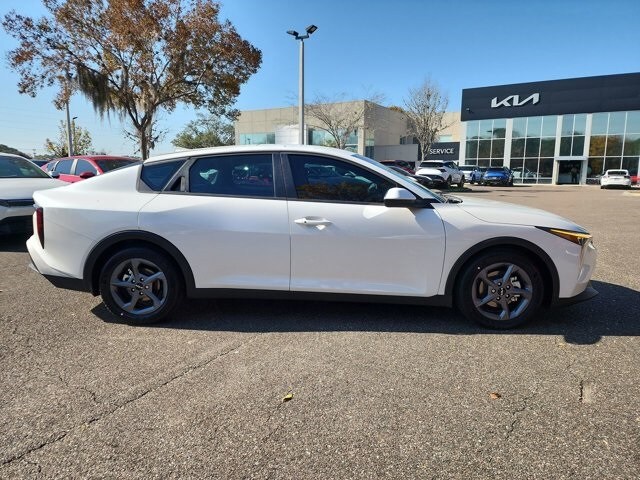 2025 Kia K4 LXS photo 2