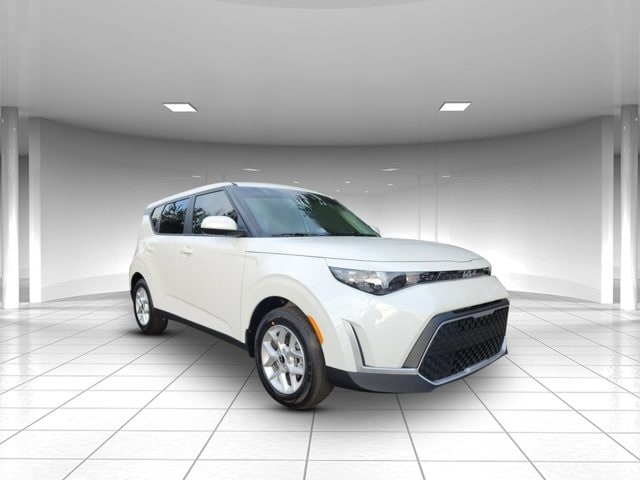 2025 Kia Soul LX's photo