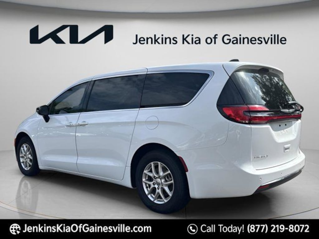 Used 2024 Chrysler Pacifica Touring L Minivan/Van