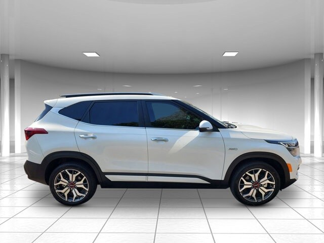 2023 Kia Seltos SX photo 2