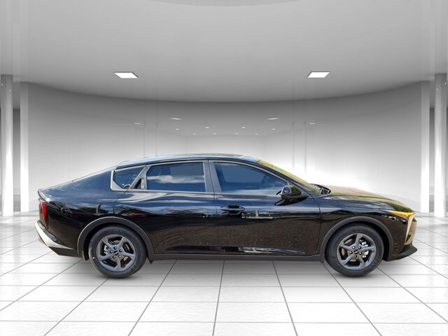 2025 Kia K4 LXS photo 2