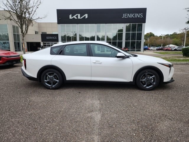 2025 Kia K4 LXS photo 2