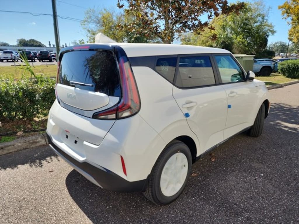 New 2025 Kia Soul LX Hatchback