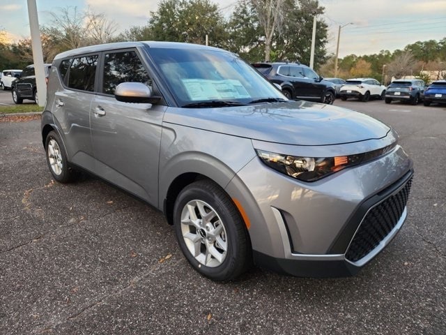 2025 Kia Soul LX's photo