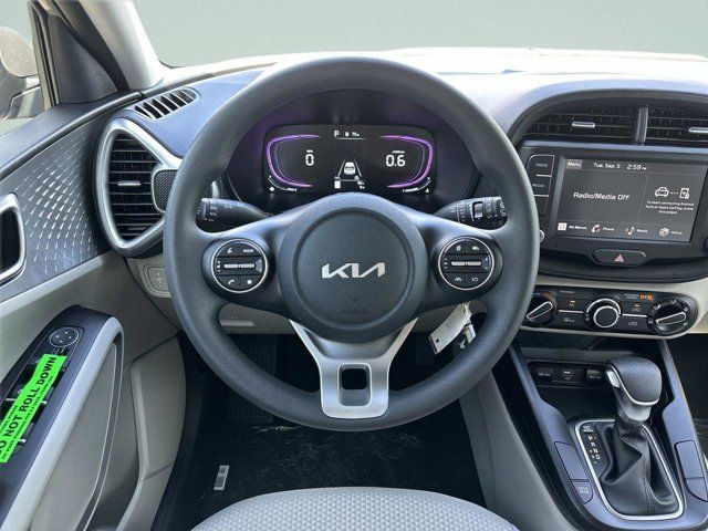 2023 Kia Soul LX - Photo 10