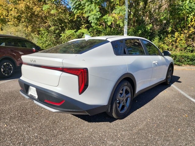 2025 Kia K4 LXS photo 2