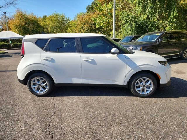 2025 Kia Soul LX photo 2