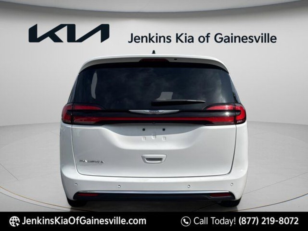 Used 2024 Chrysler Pacifica Touring L Minivan/Van