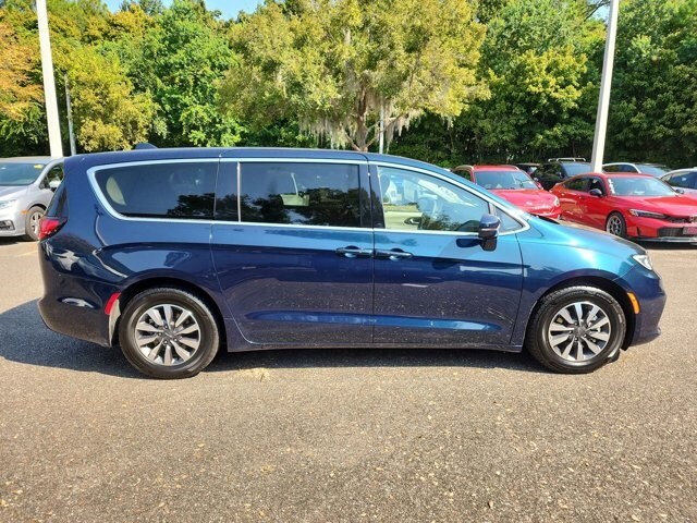 2022 Chrysler Pacifica Hybrid Touring L photo 2