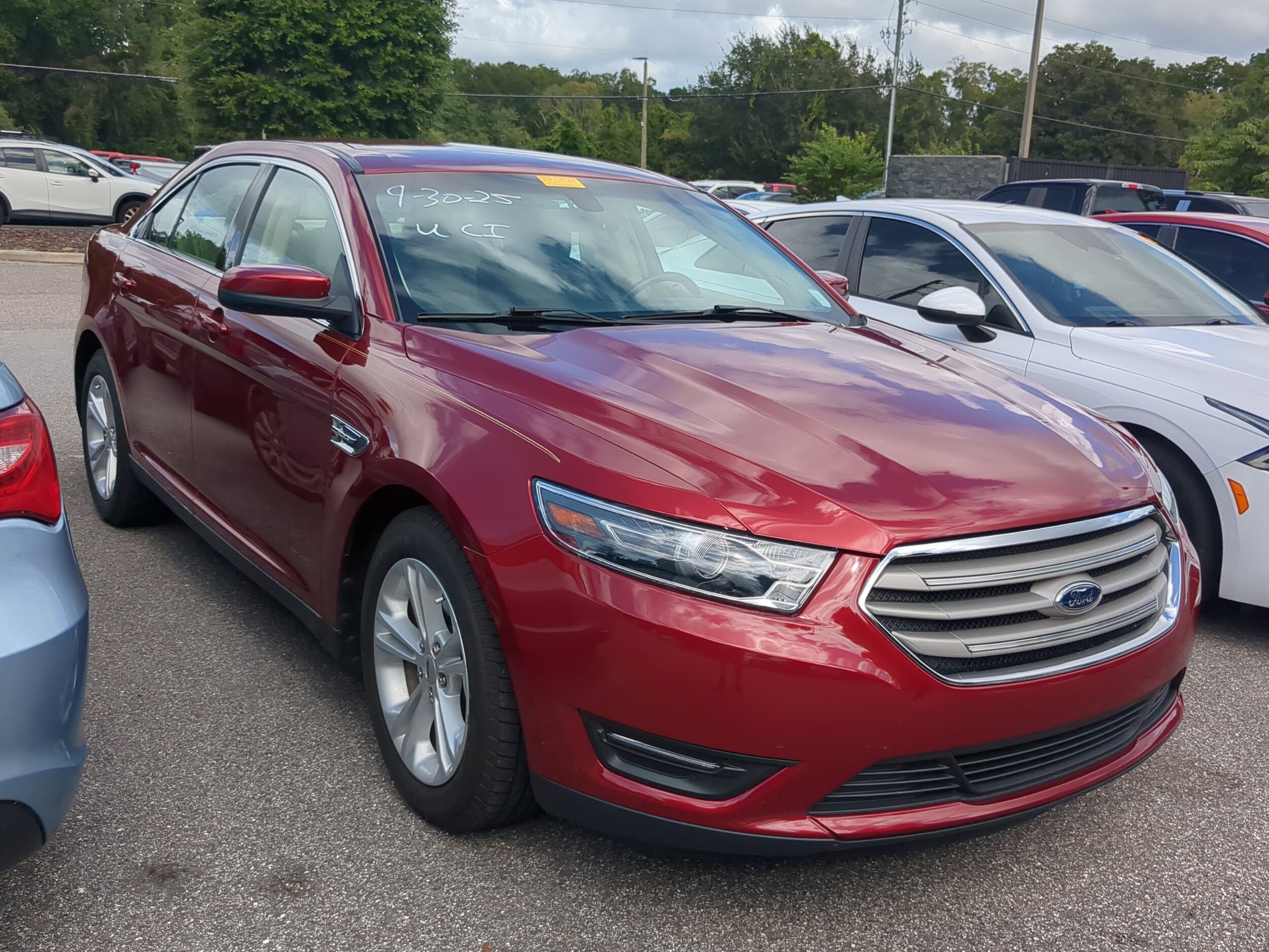 2016 Ford Taurus SEL photo 2