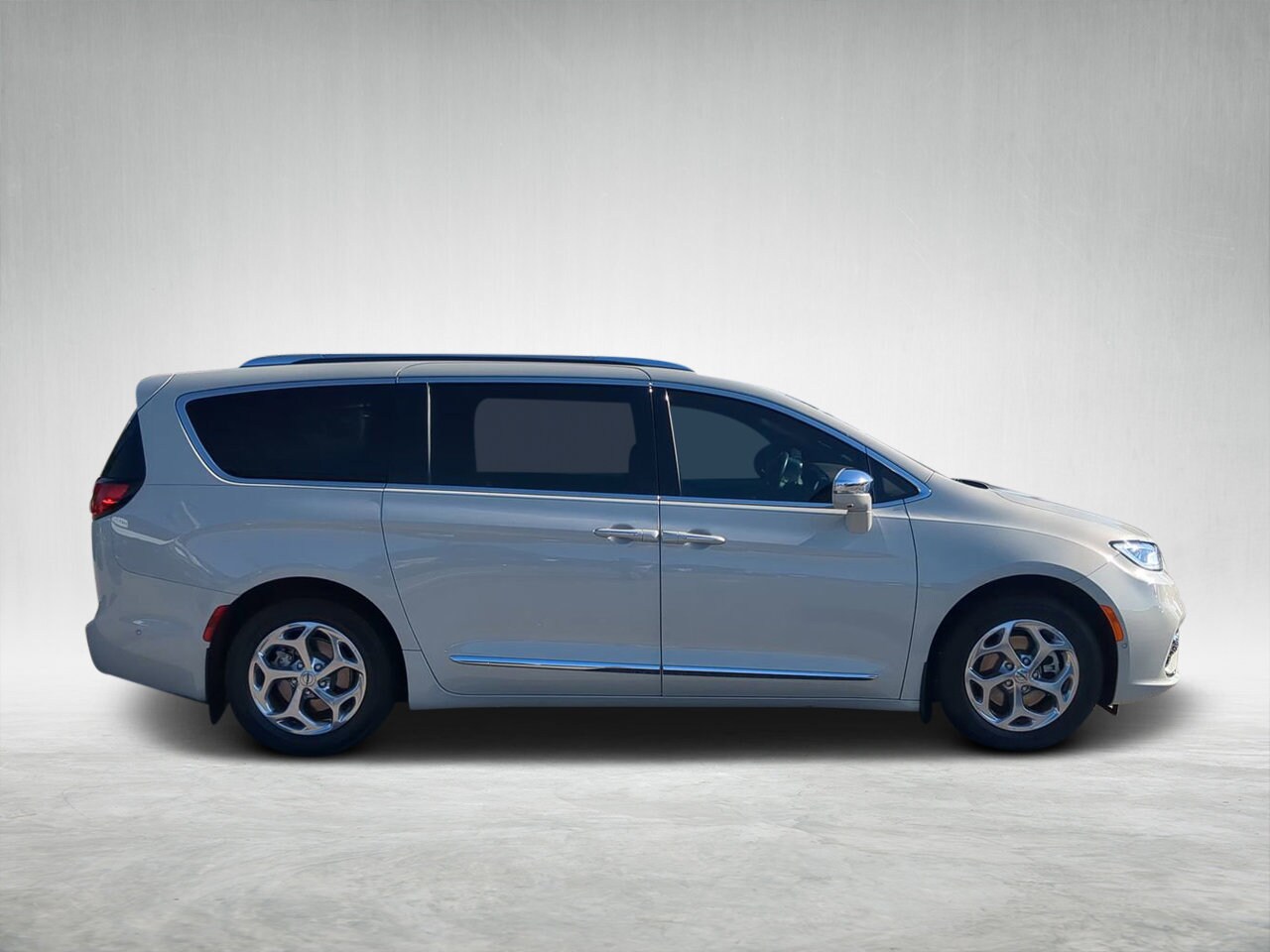 2021 Chrysler Pacifica Hybrid Limited photo 2
