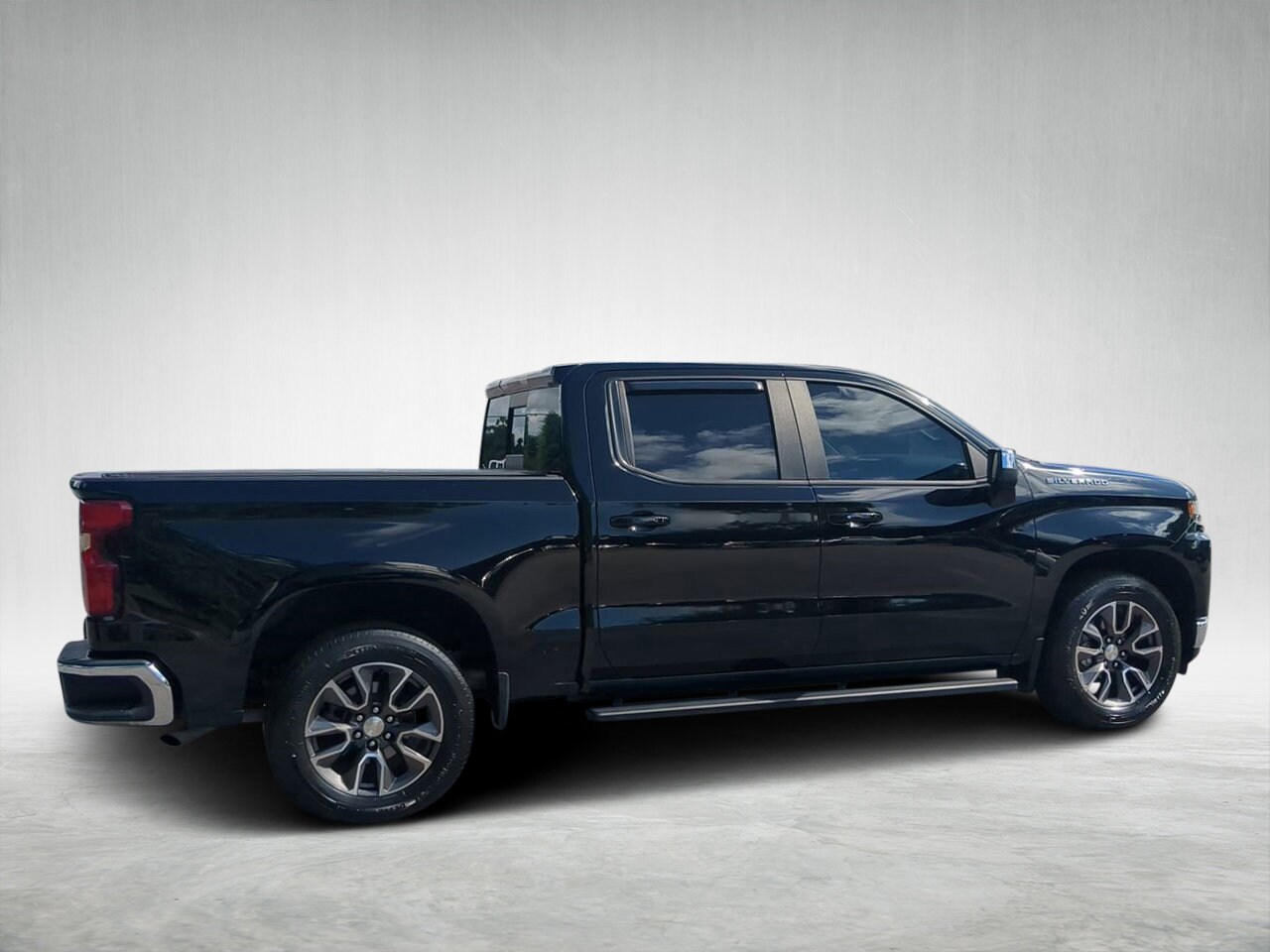 2021 Chevrolet Silverado 1500 LT photo 3