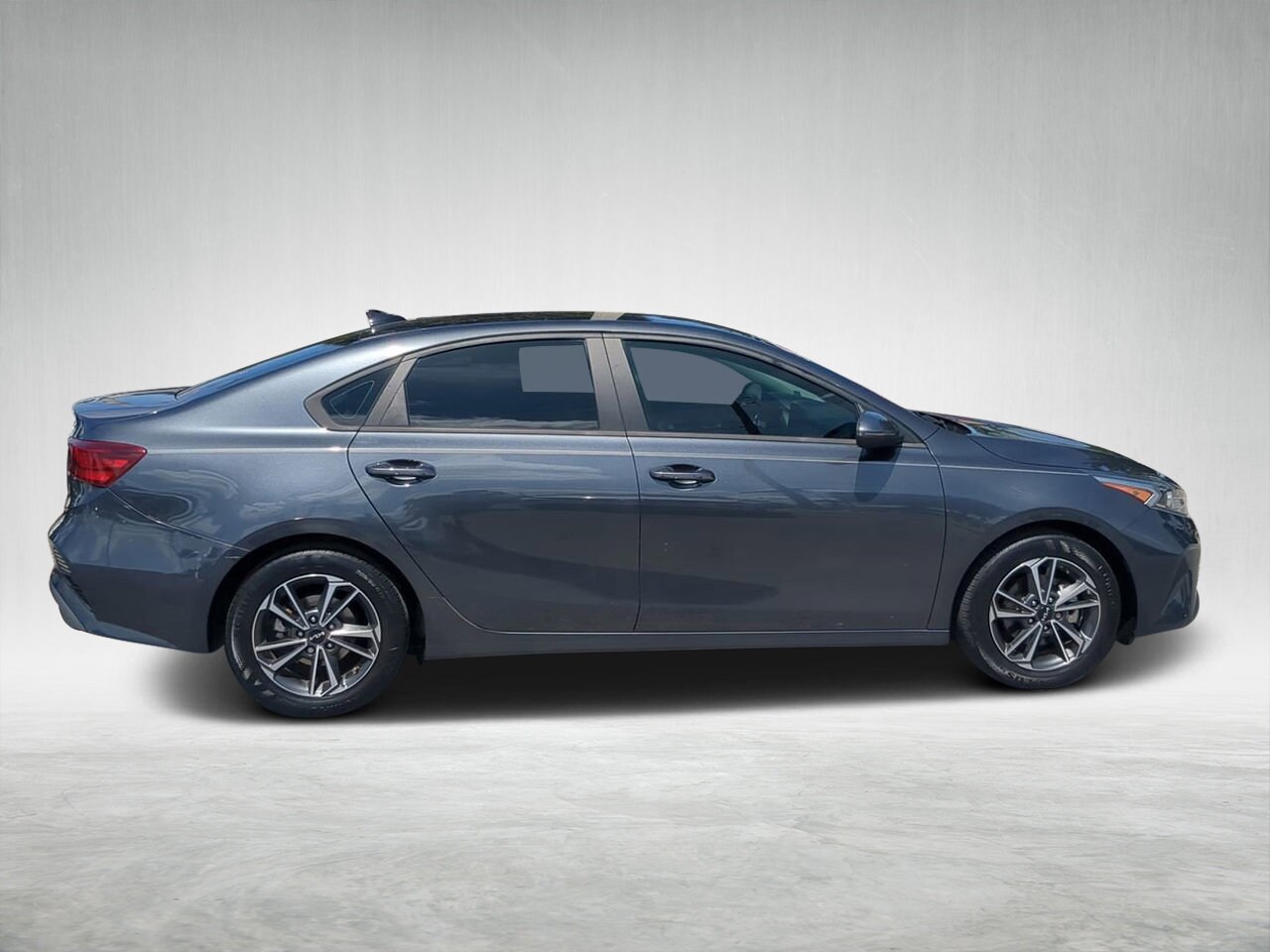 2022 Kia Forte LXS photo 2