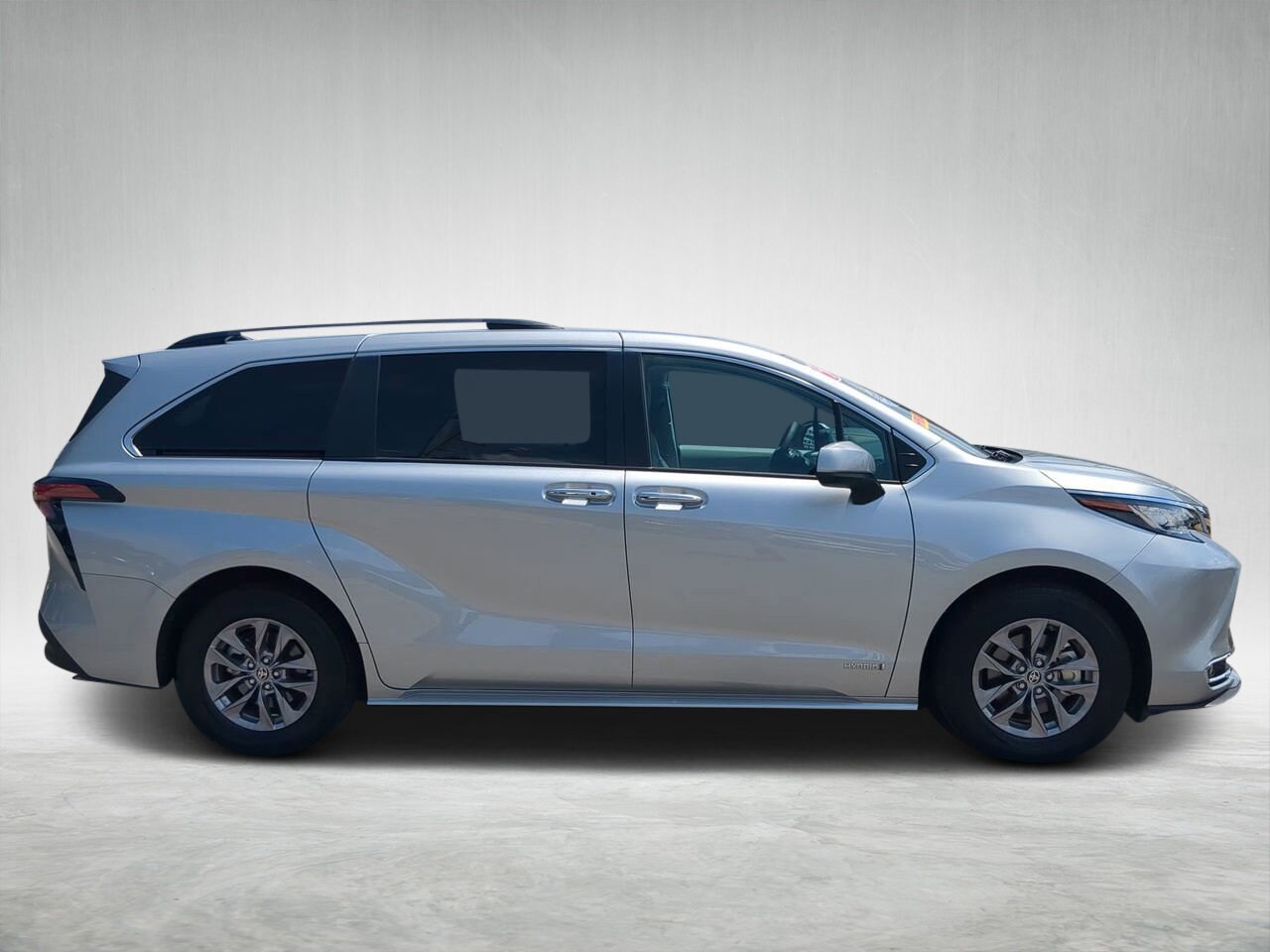 2021 Toyota Sienna XLE Hybrid photo 2