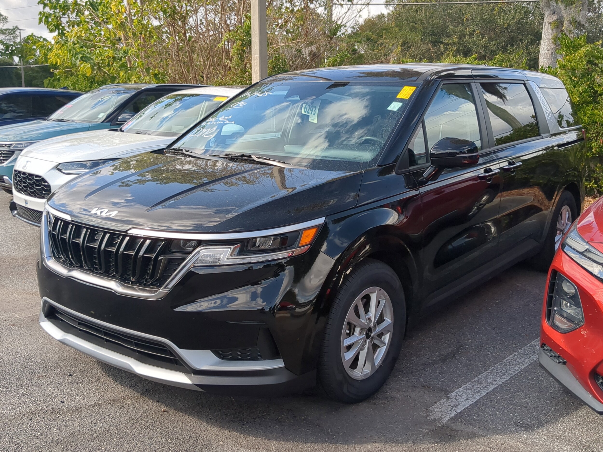 2024 Kia Carnival LX photo 3