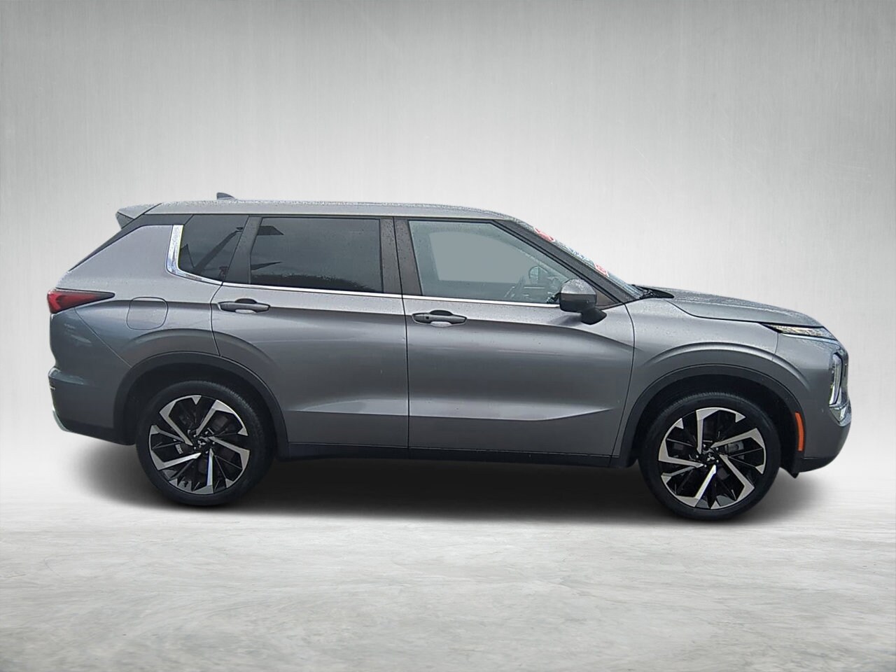 2022 Mitsubishi Outlander SE photo 2