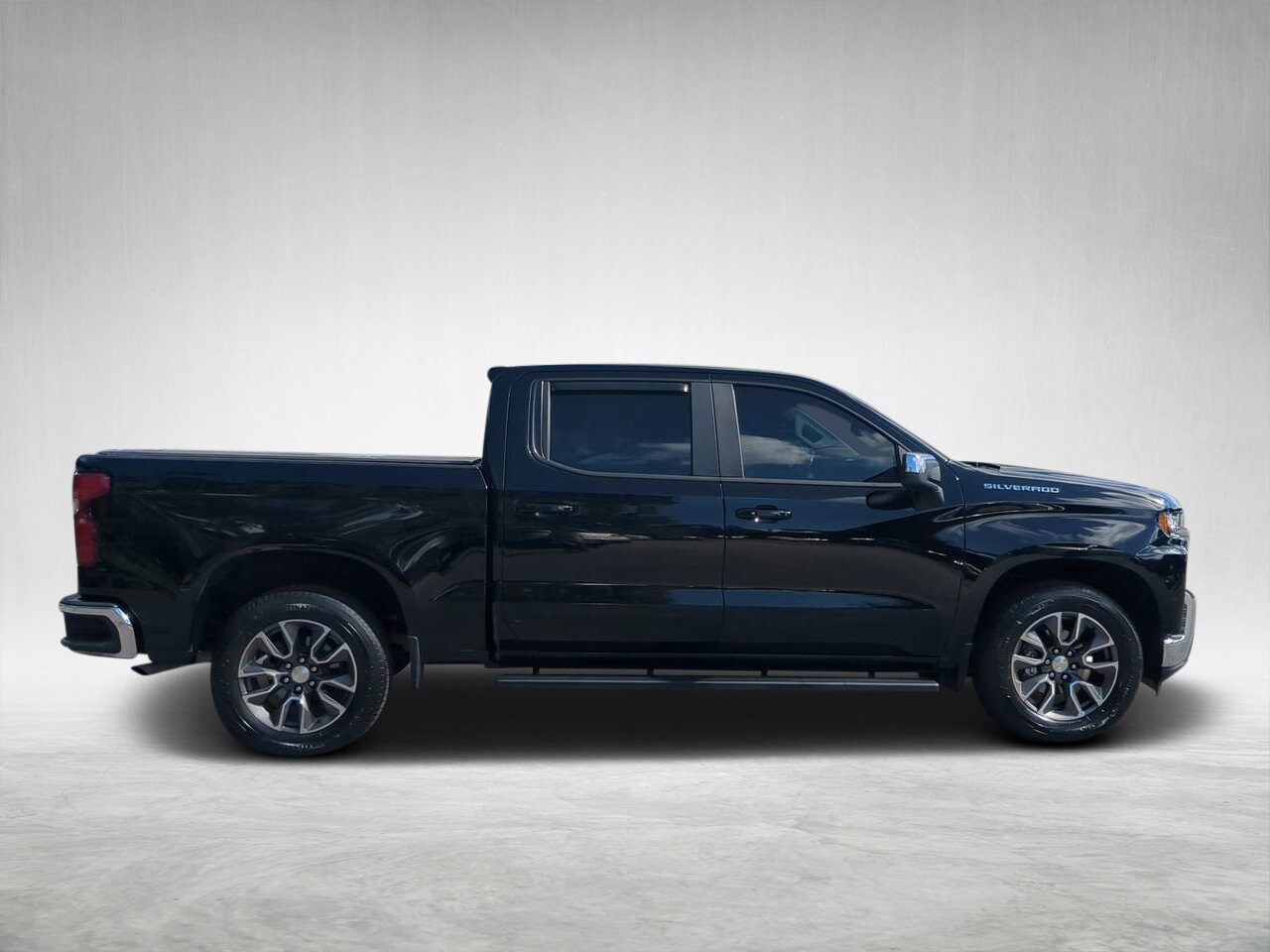 2021 Chevrolet Silverado 1500 LT photo 2