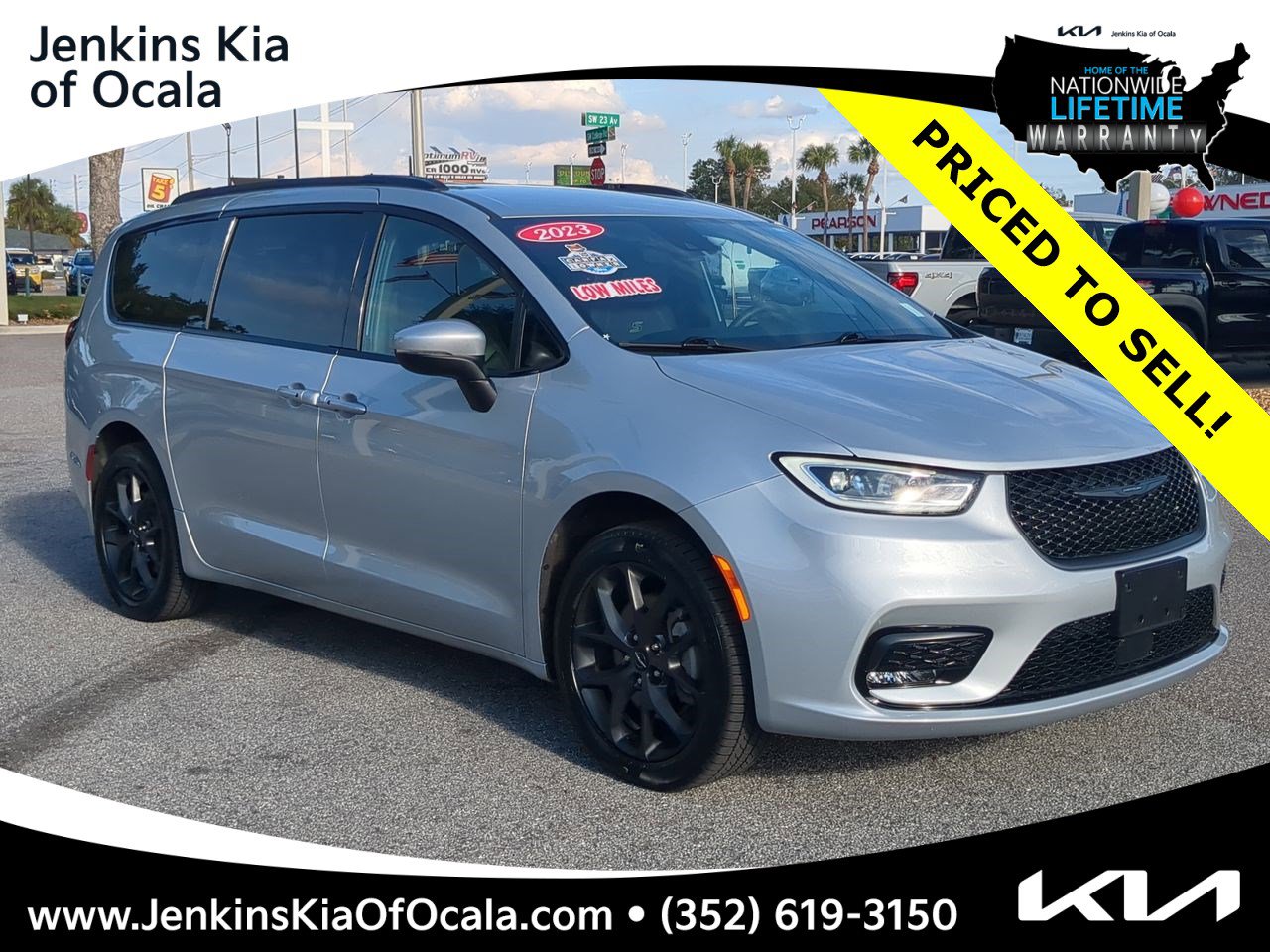 2023 Chrysler Pacifica Touring L's photo