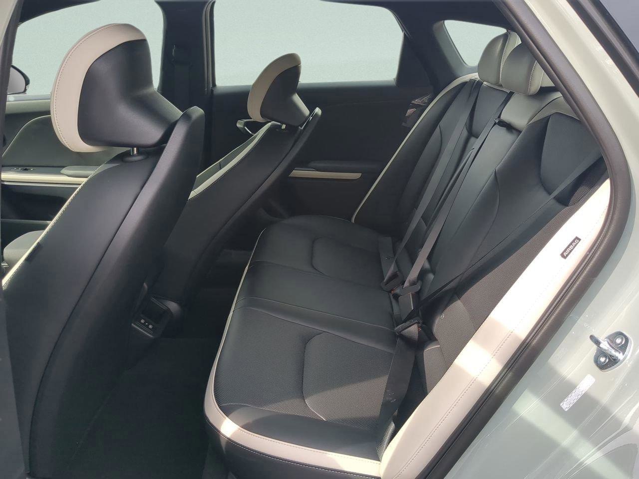 2025 Kia K4 GT-Line - Photo 11