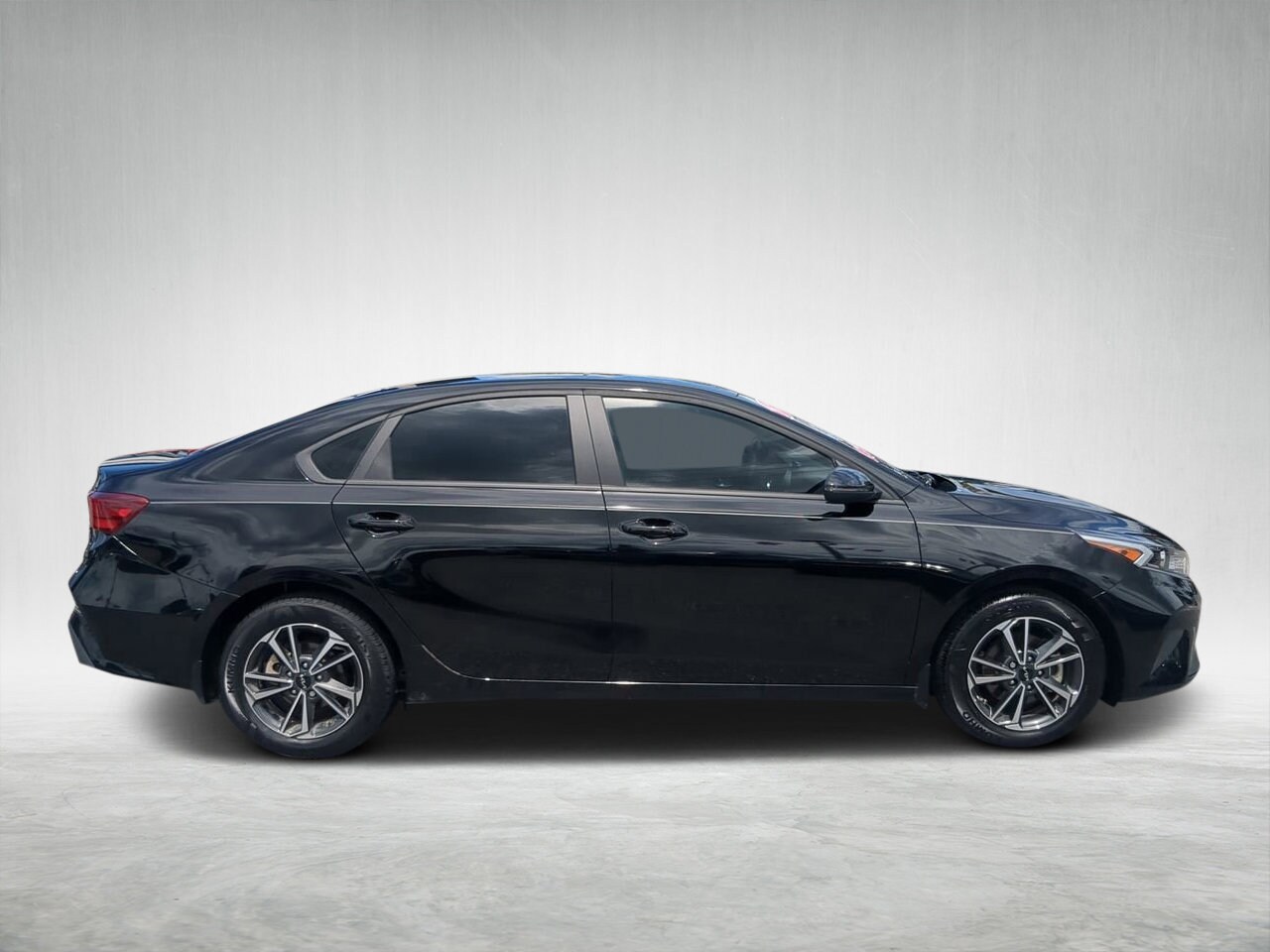 2023 Kia Forte LXS photo 2