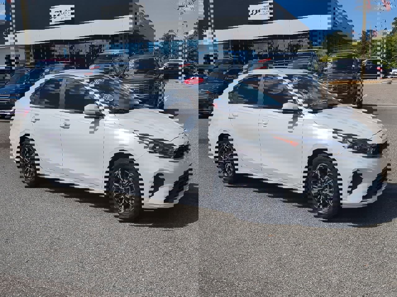2024 Kia Forte LXS photo 2