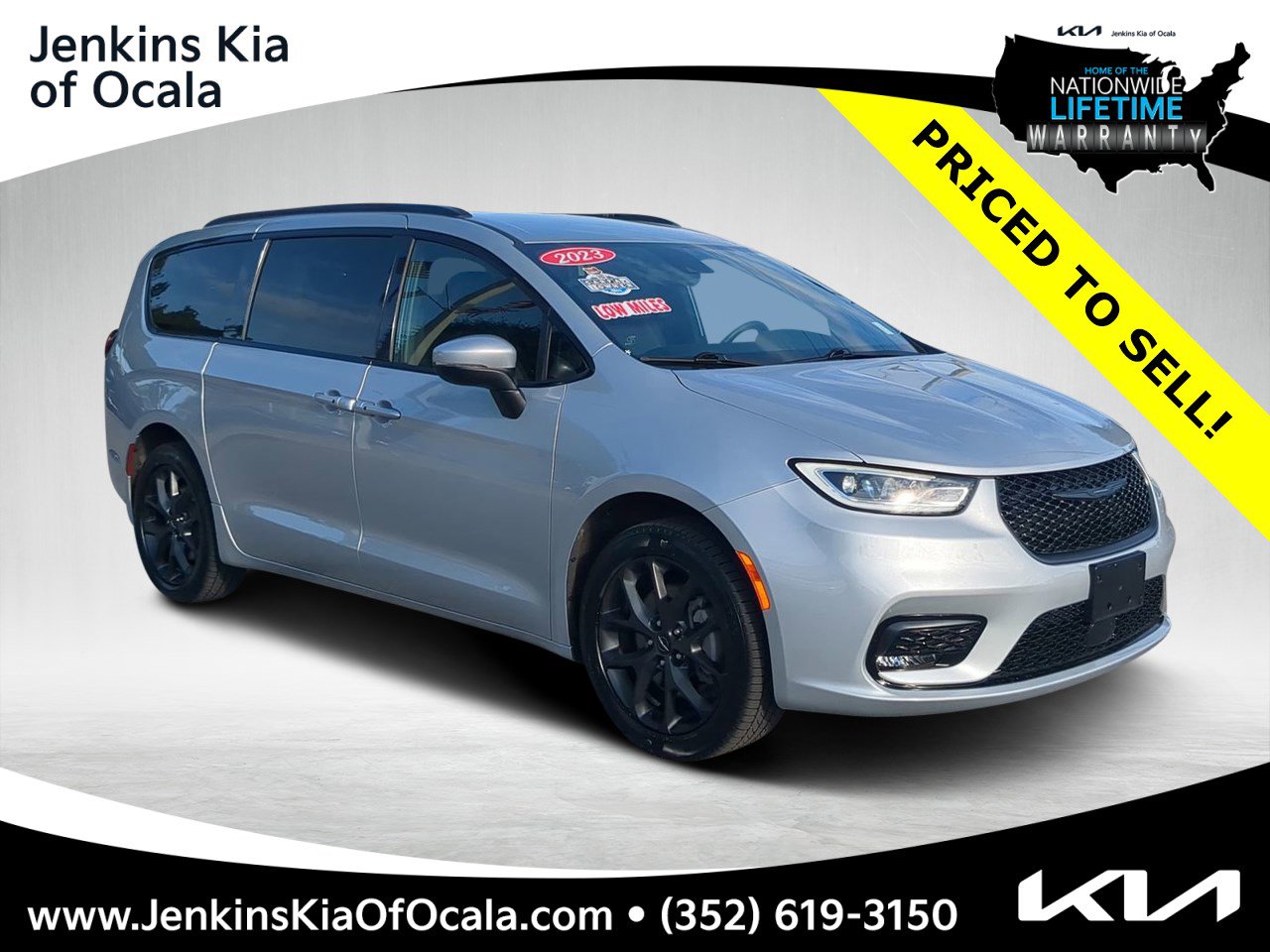 2023 Chrysler Pacifica Touring L's photo