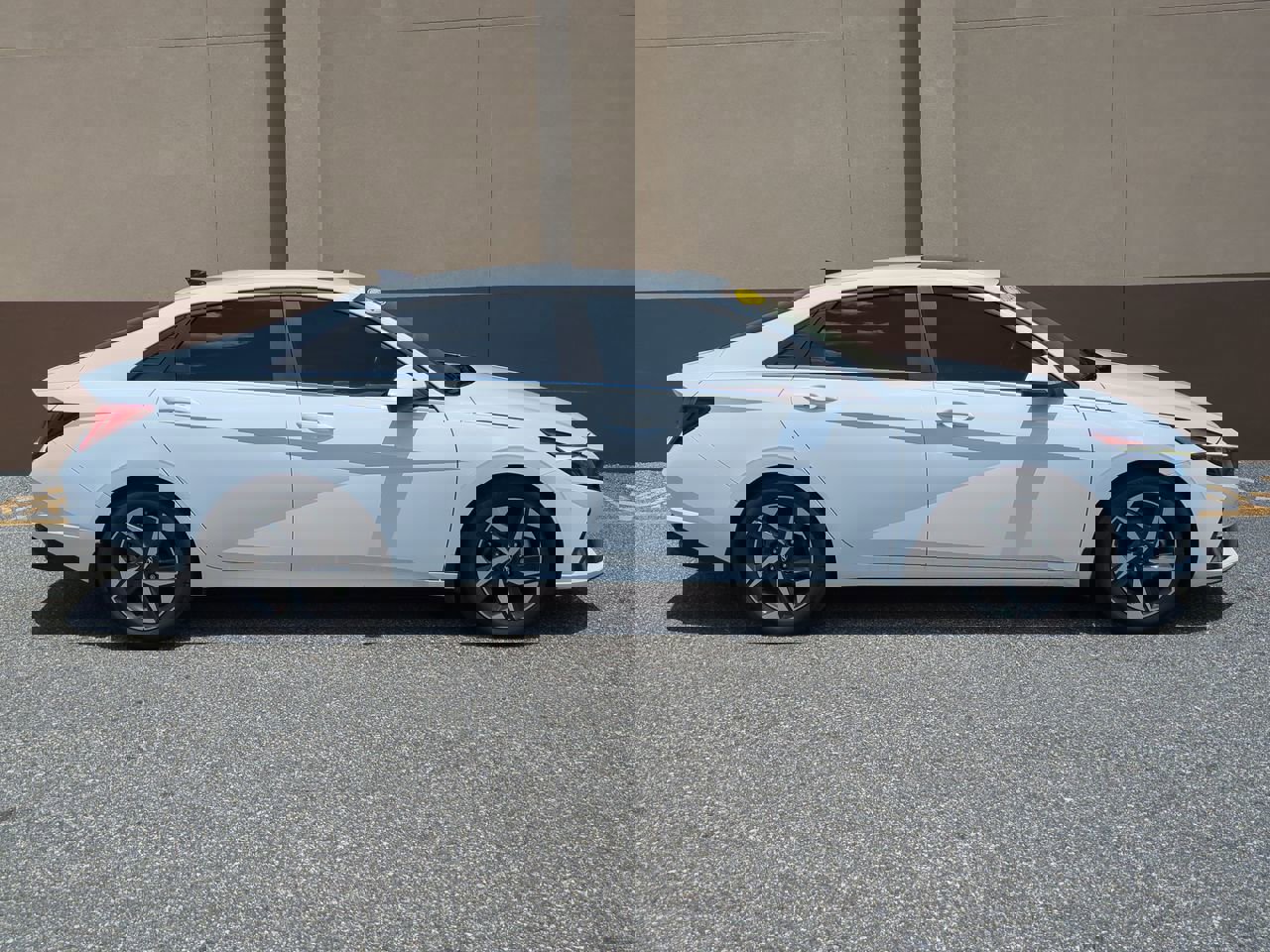 2023 Hyundai Elantra Limited photo 3