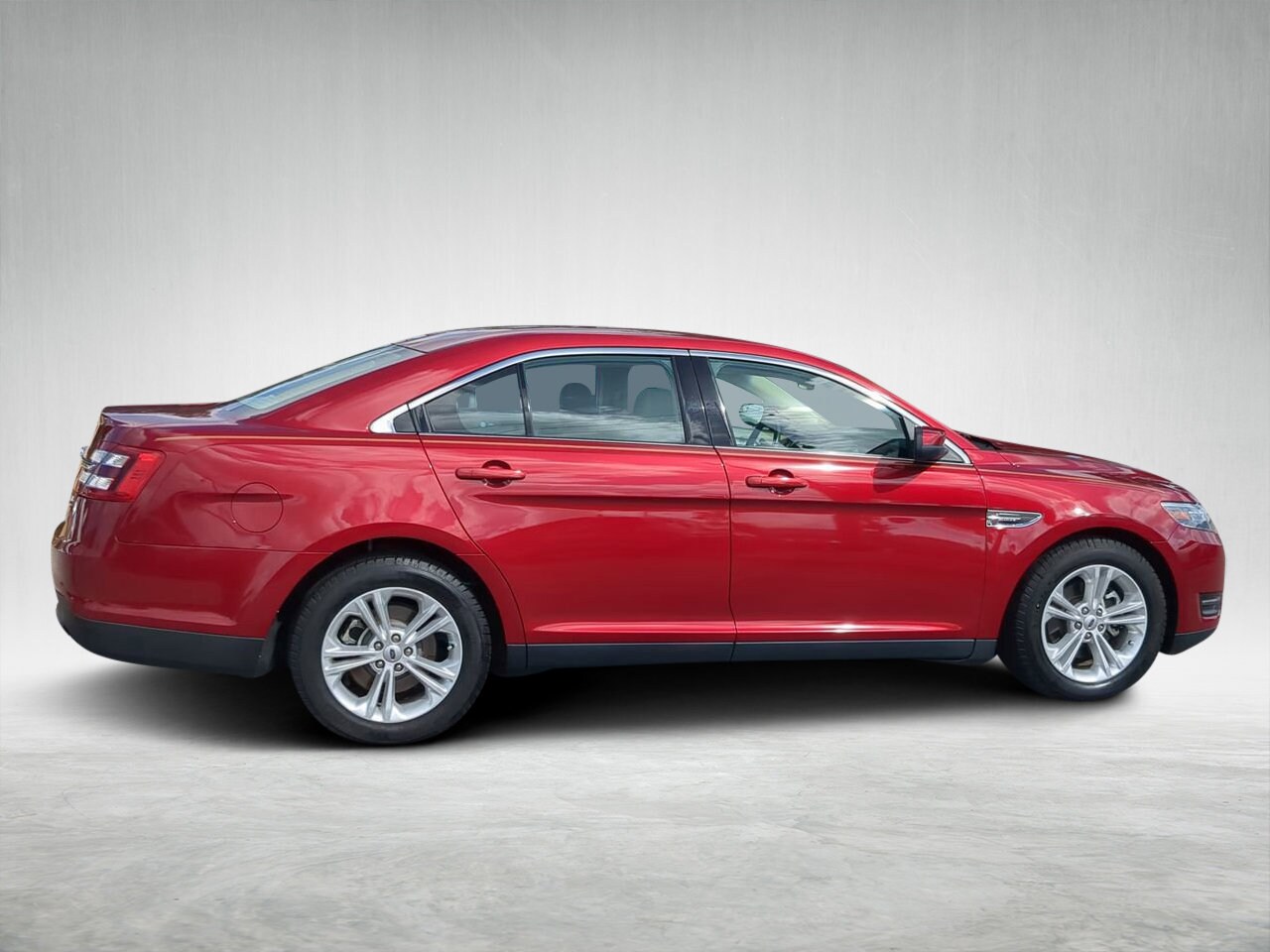 2016 Ford Taurus SEL photo 2