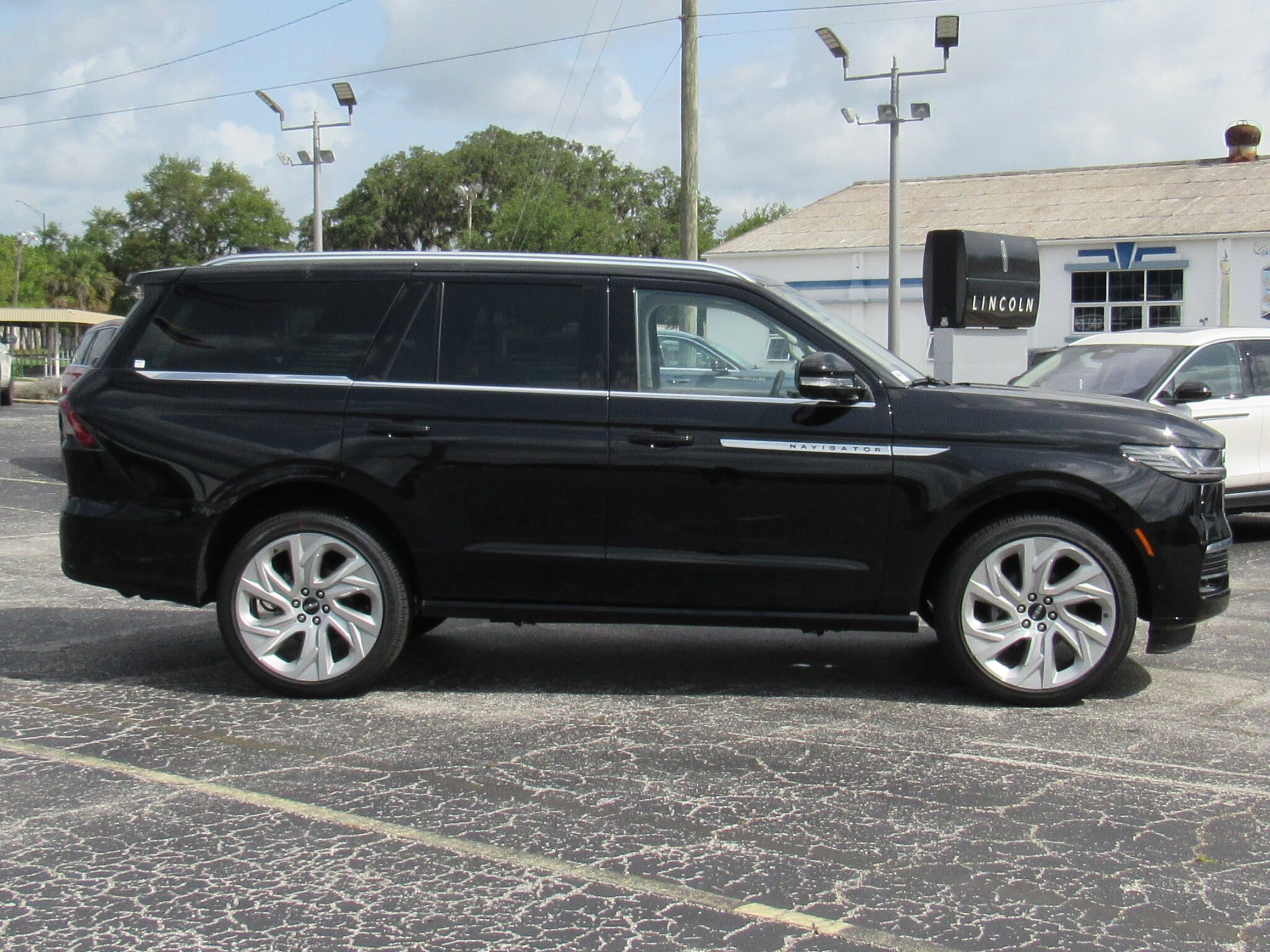 2025 Lincoln Navigator Reserve photo 2