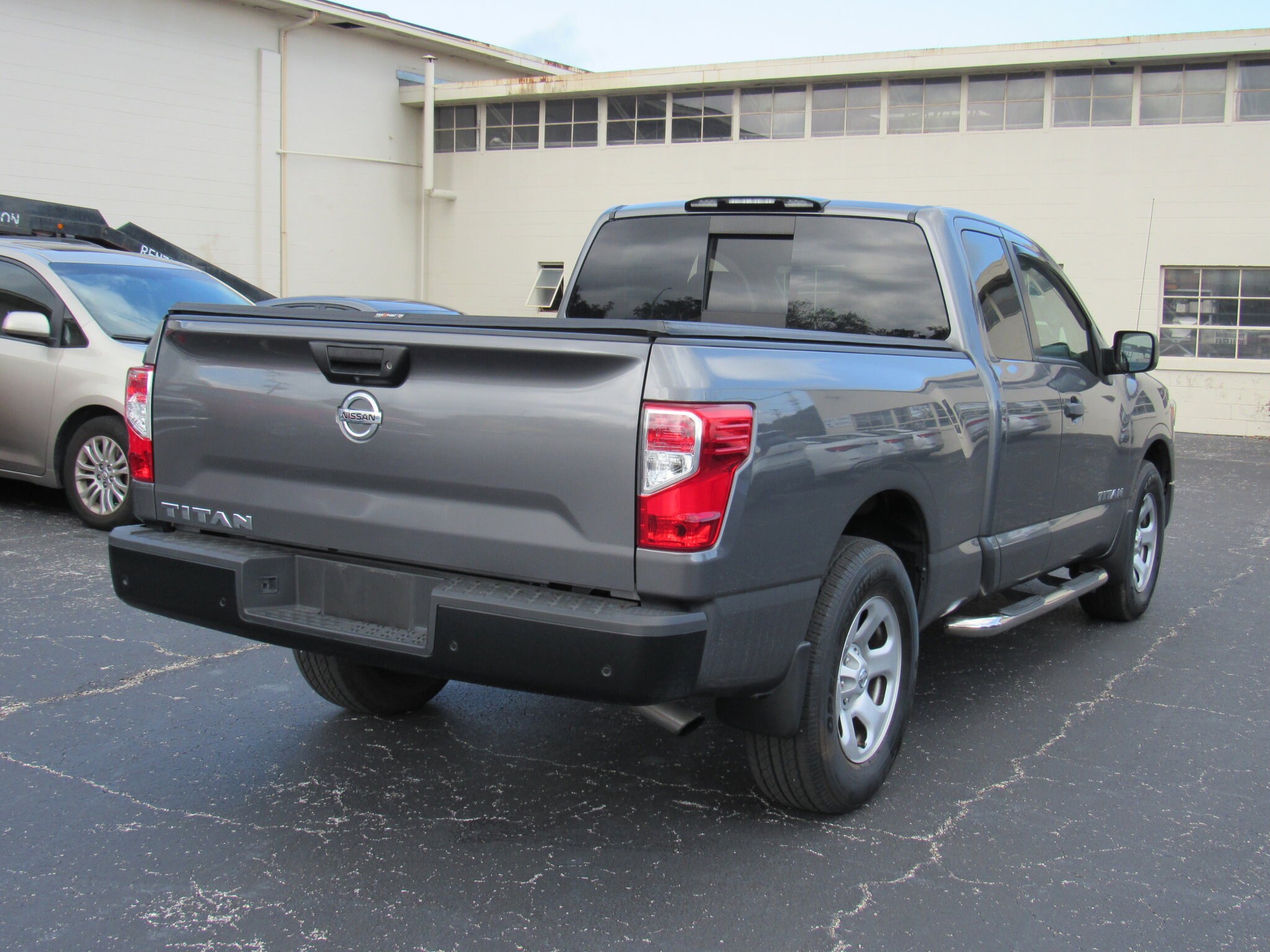 2021 Nissan Titan King Cab photo 3