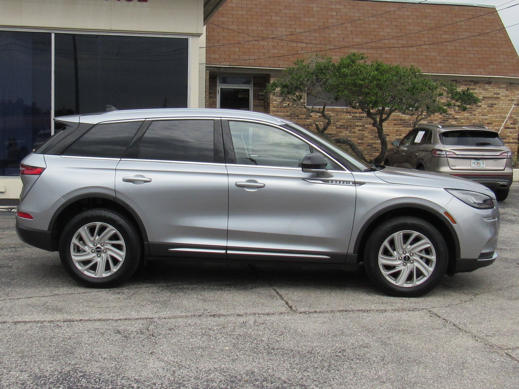 2022 Lincoln Corsair Standard photo 2