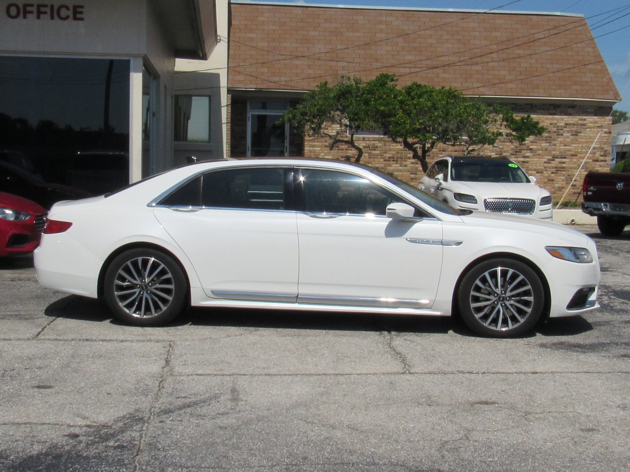 2020 Lincoln Continental Standard photo 2