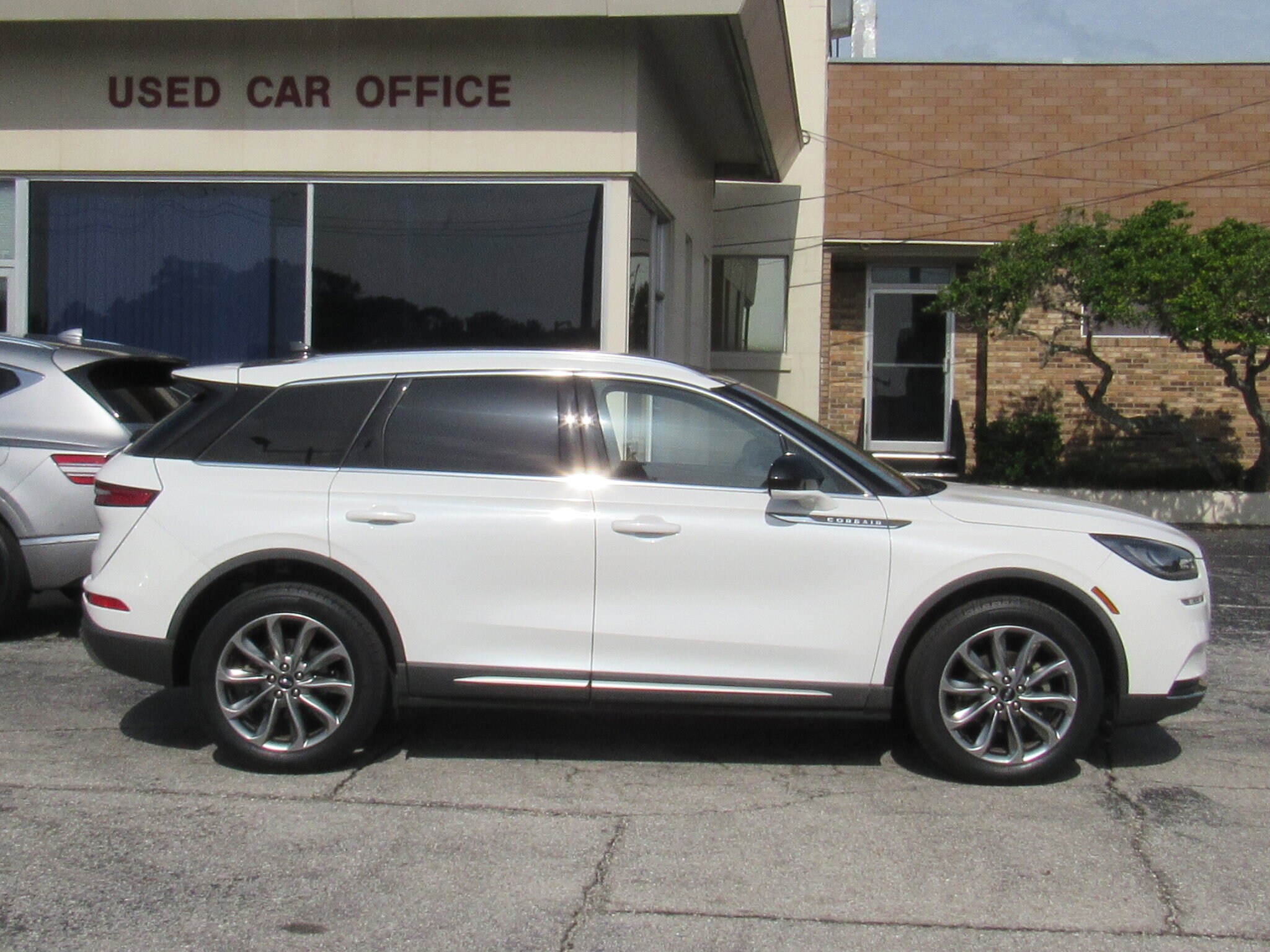 2021 Lincoln Corsair Standard photo 2
