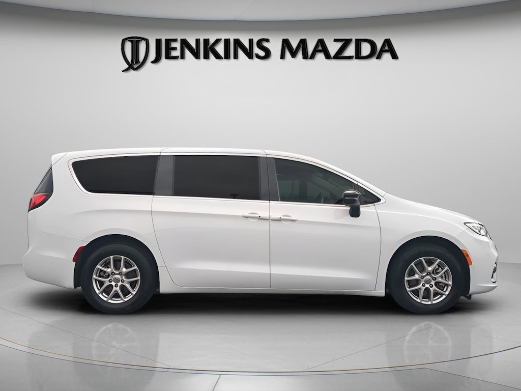 Used 2024 Chrysler Pacifica Touring L Minivan/Van