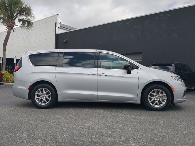 2024 Chrysler Pacifica Touring L photo 2