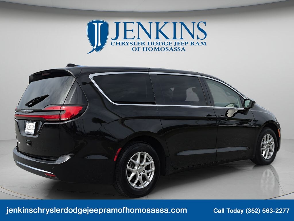 Used 2024 Chrysler Pacifica Touring L Minivan/Van