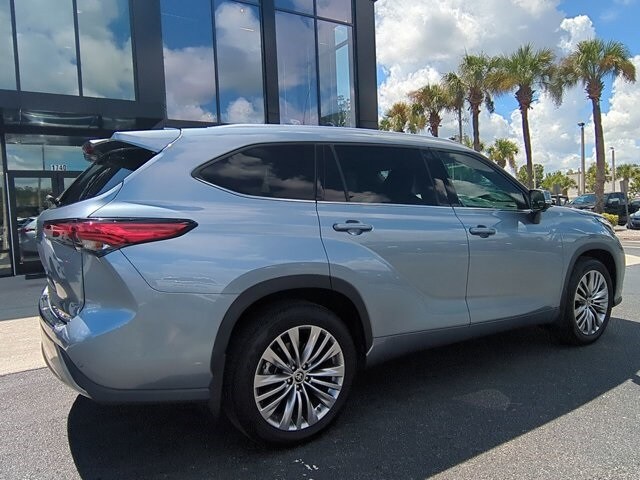 2023 Toyota Highlander L photo 2