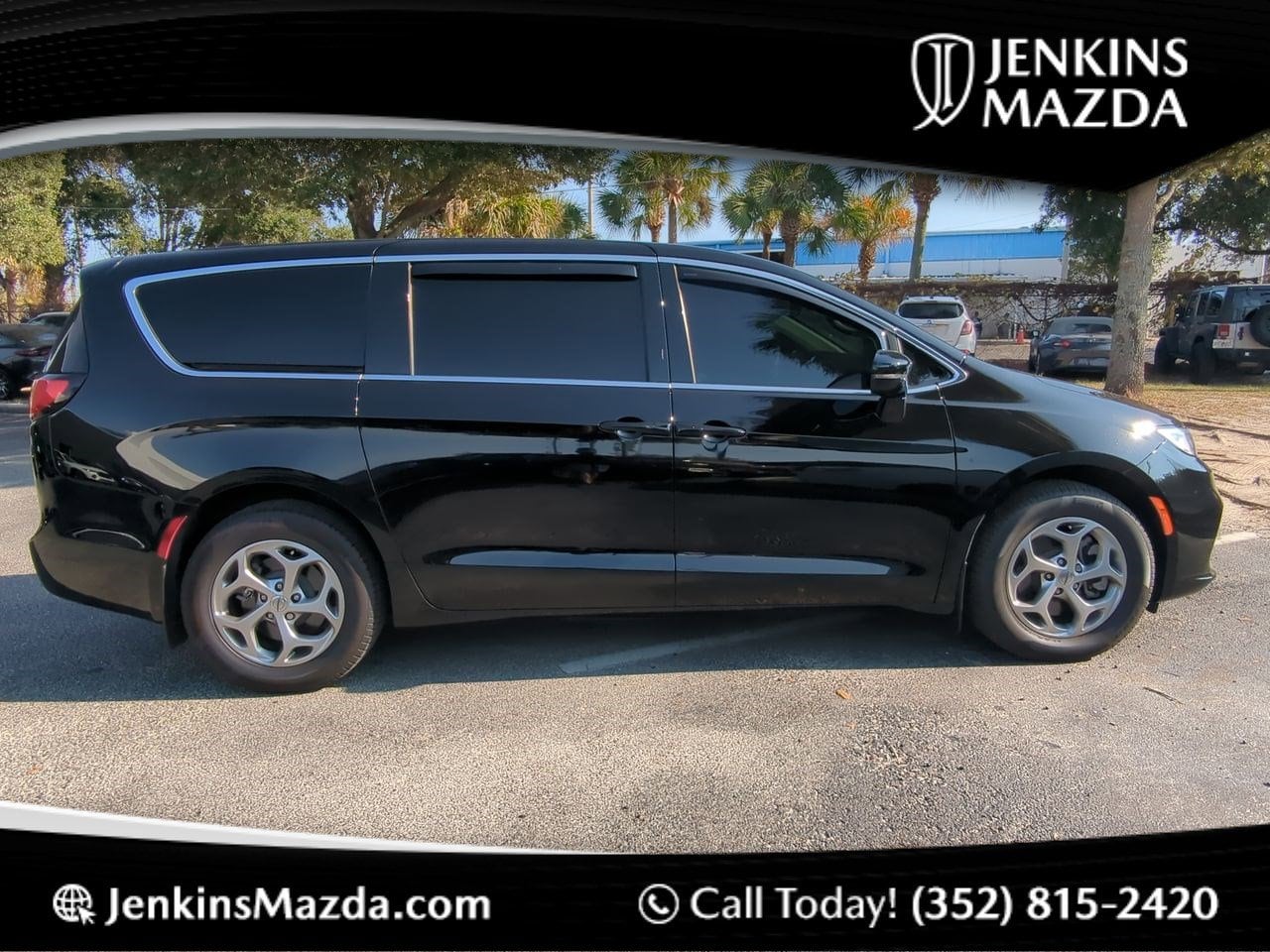 2024 Chrysler Pacifica Limited's photo