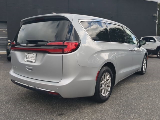 2024 Chrysler Pacifica Touring L photo 3