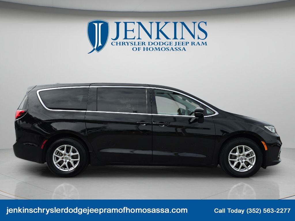 Used 2024 Chrysler Pacifica Touring L Minivan/Van