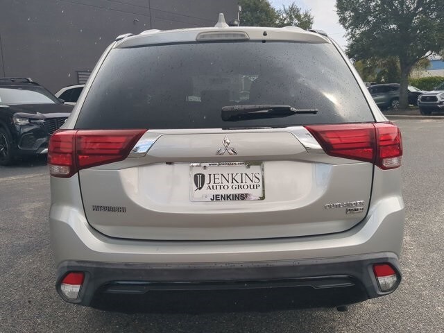 2019 Mitsubishi Outlander LE photo 2