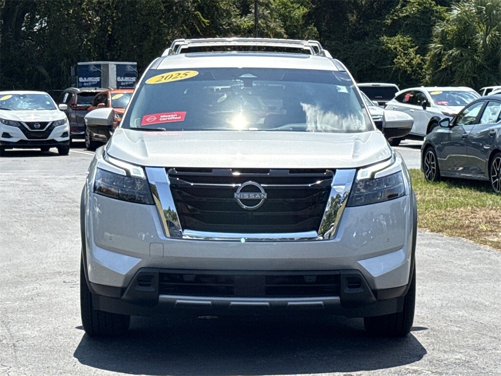2025 Nissan Pathfinder Platinum photo 2