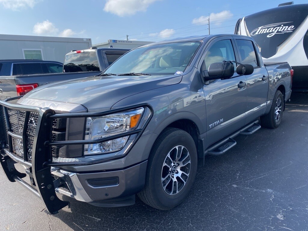 2023 Nissan Titan SV photo 3