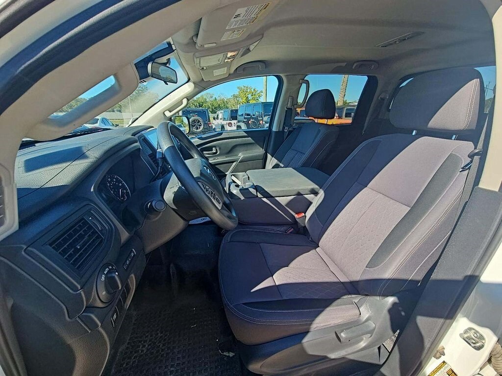 2022 Nissan Titan S photo 2