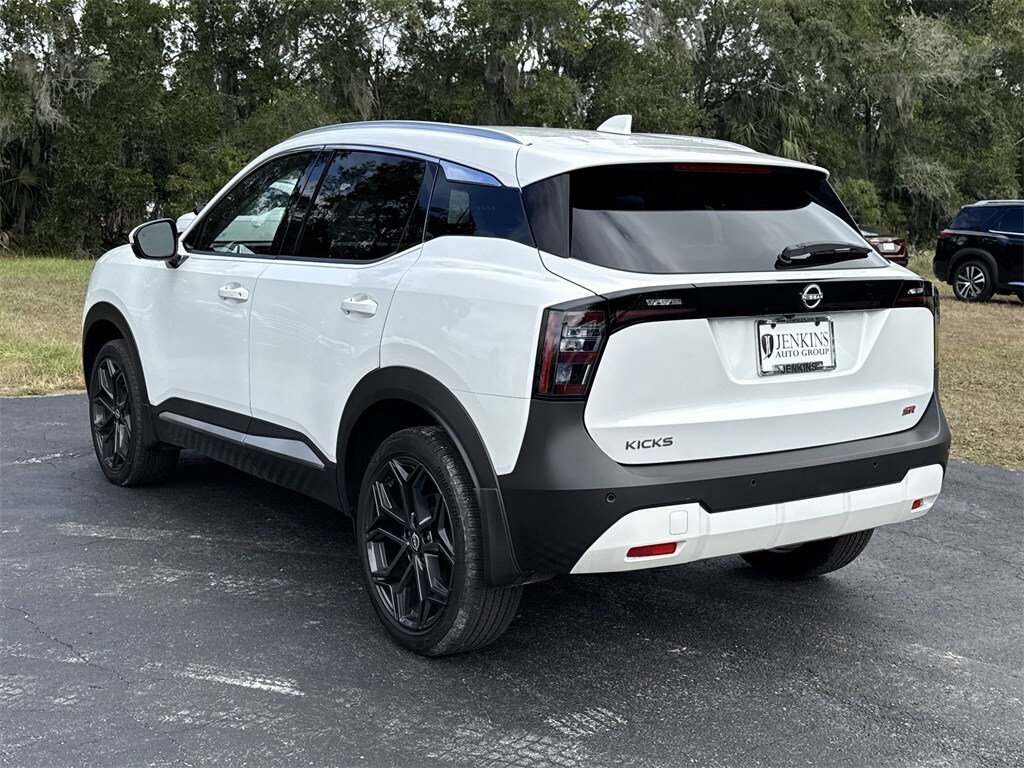 2025 Nissan Kicks SR photo 2