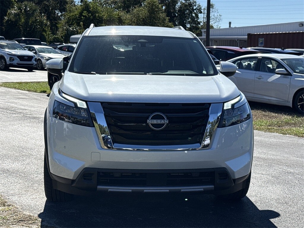 2025 Nissan Pathfinder SL photo 2