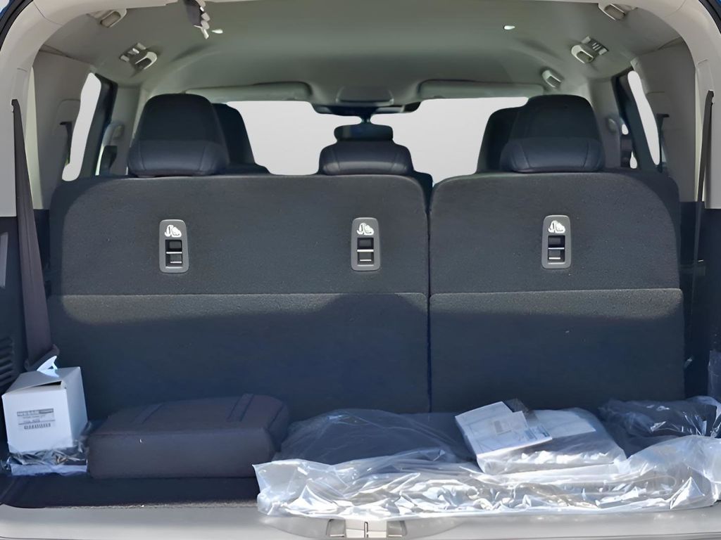 2025 Nissan Armada SV - Photo 38