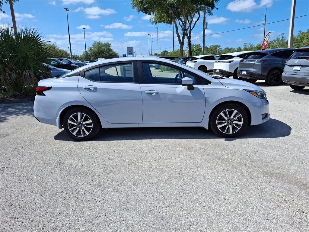 2025 Nissan Versa 1.6 SV photo 3