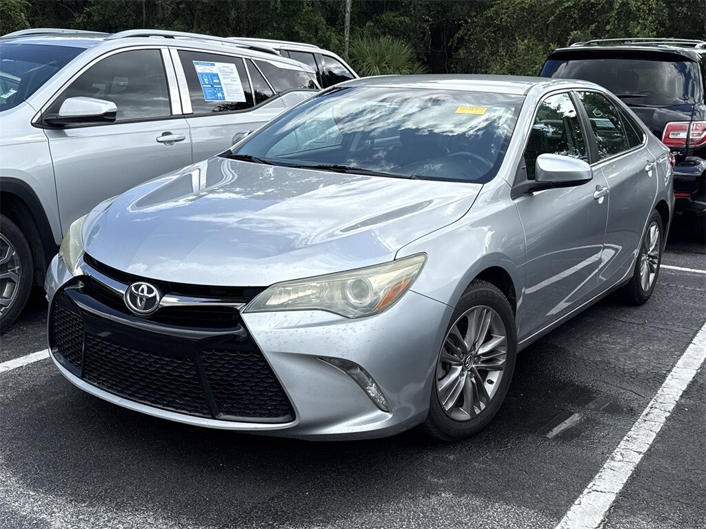 2016 Toyota Camry SE photo 2